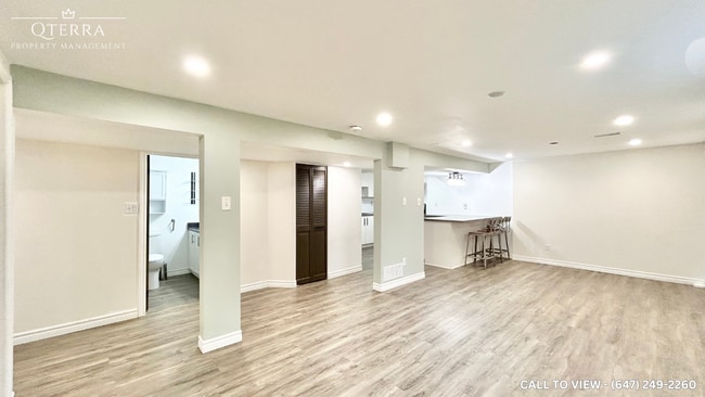 Building Photo - 420 Midwood Cres