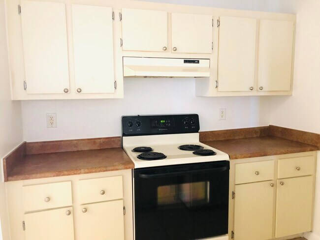 Building Photo - 1409 Meadows Cir W