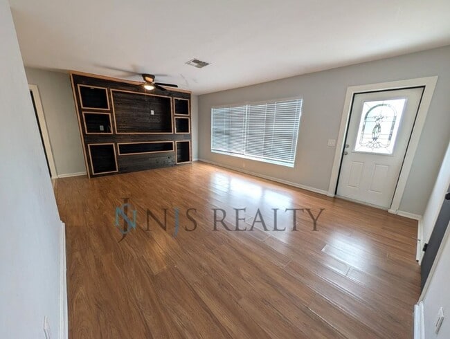 Foto del edificio - Beautiful 4/2/2 home with a POOL, 1700 Sq. Ft. with fenced yard, TONS of renovations