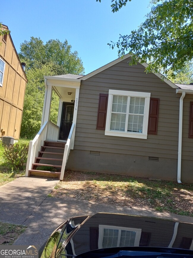 Building Photo - 2036 Charter Manor