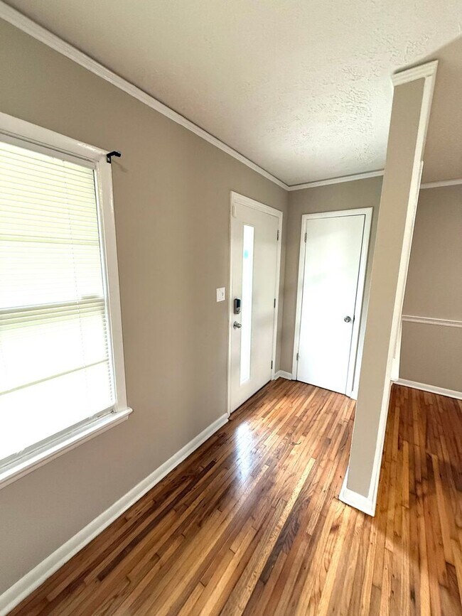 Foto del edificio - ** 3 bed 2 bath located off perry hill ** ...