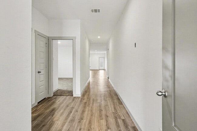 Building Photo - 9926 Palm Royal Dr