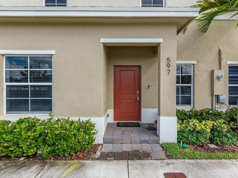 Foto principal - 597 NE 5th Pl