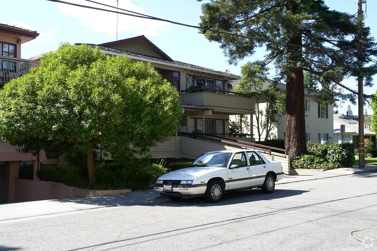 Building Photo - 915 Menlo Ave