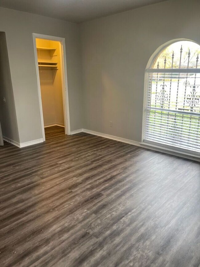Building Photo - Great size 2 Bedrooms Duplex for rent in I...