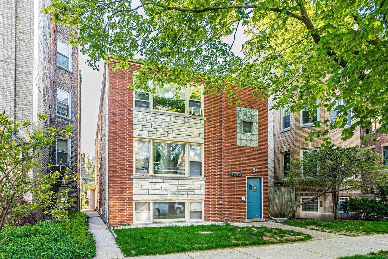 Primary Photo - 7530 N Oakley Ave