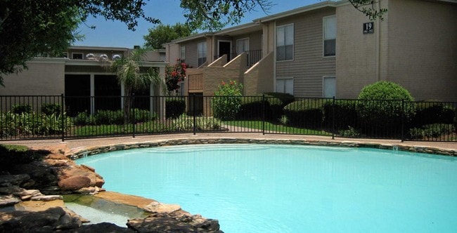 Piscina - Creekside Villas Apartments