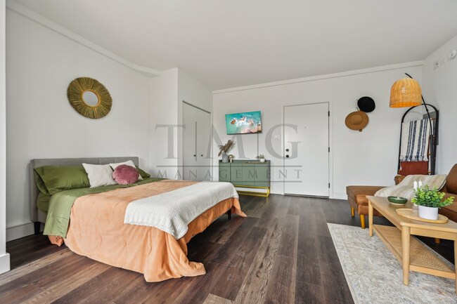 Foto del edificio - Brand New Studio with Luxe Finishes & Natu...