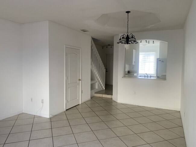 COMEDOR Y 1/2 BAÑO - 8336 NW 10th St