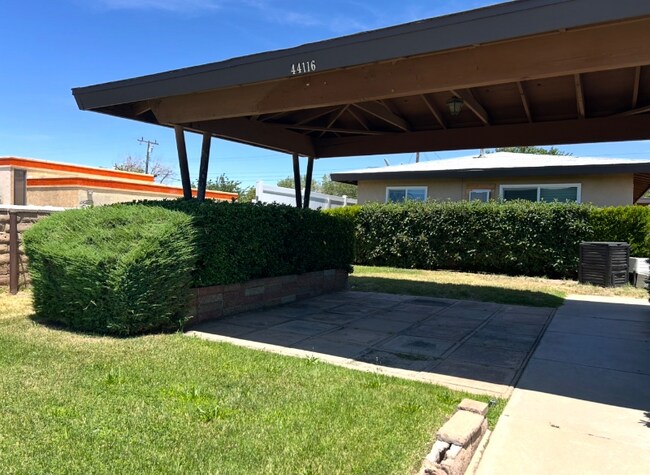 Foto del edificio - 44116 Division St