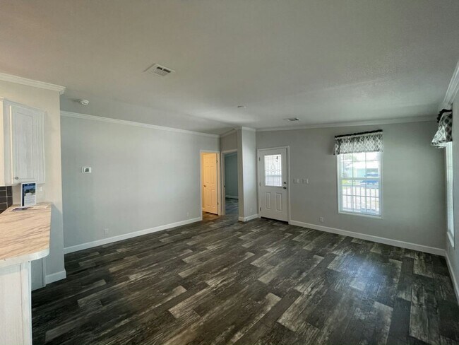 Building Photo - 906 Guadeloupe W