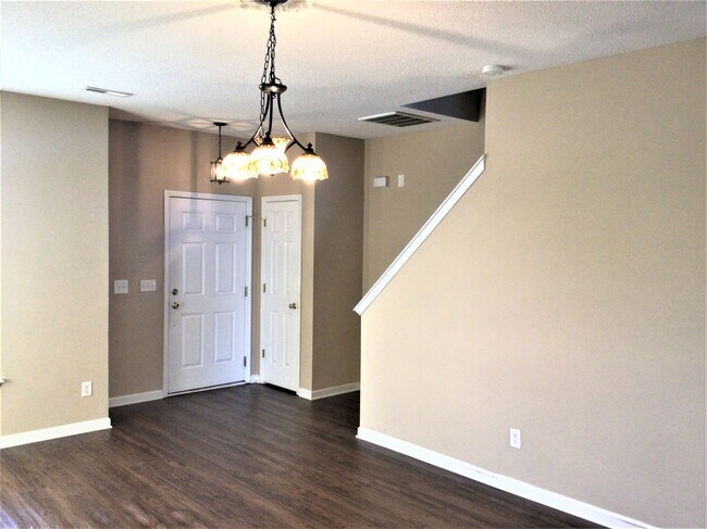 Building Photo - 6140 Glen Way Drive