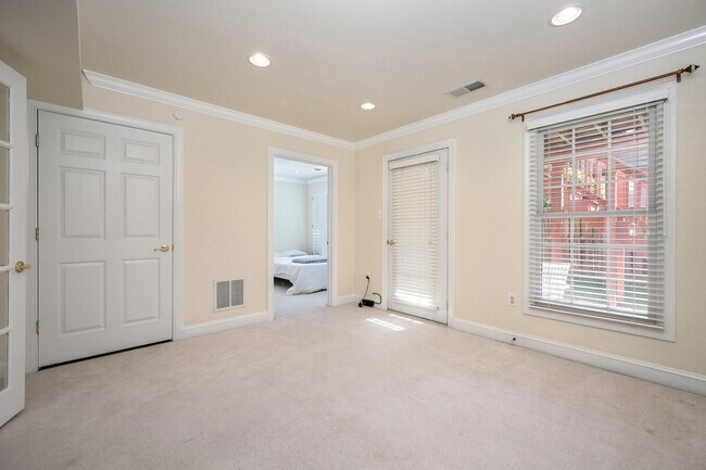 Building Photo - North Bethesda Gorgeous TownHome on 4 Leve...
