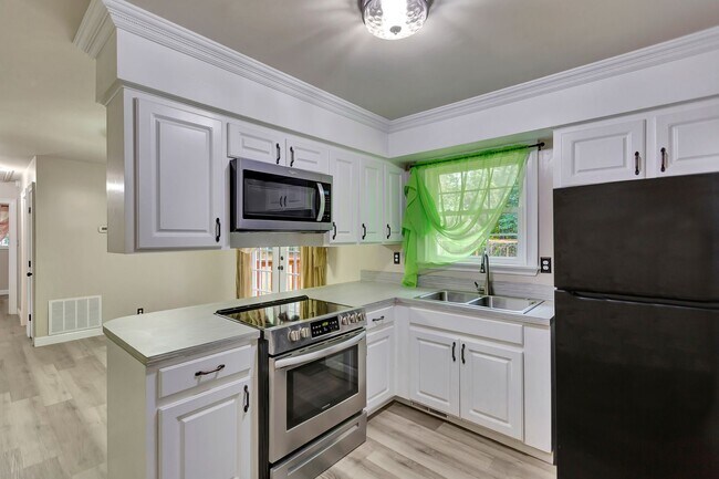 Foto del edificio - Beautifully Renovated 4-Bedroom Home on Ha...