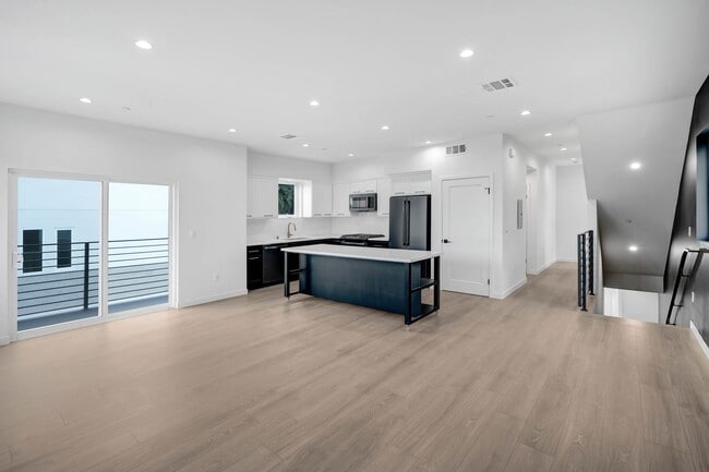 Foto del edificio - 5 Bedroom / 4 bathroom Fully Detached Townhouse in Echo Park with Private Garage