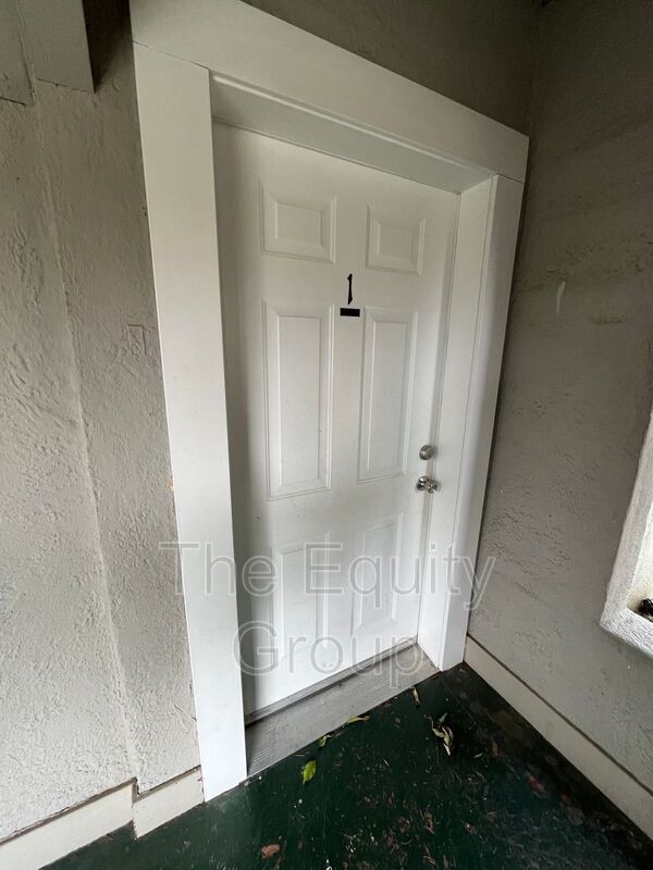 Building Photo - 425 E Putnam Ave