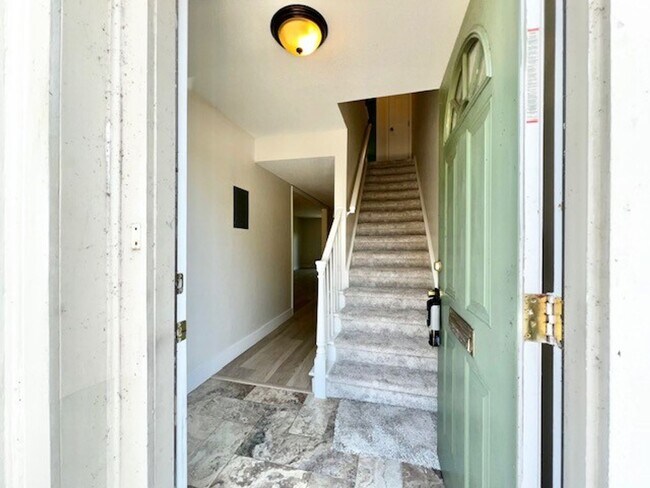Foto del edificio - 2X2.5 -MOVE IN NOW! NEW LVP FLOORING ON 1ST FLOOR! NEW CARPET ON 2ND FLOOR! WATER VIEWS! CALL TOD...