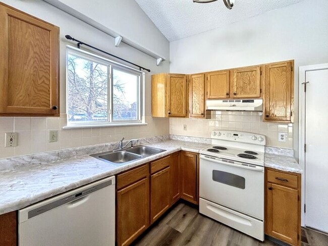 Building Photo - PROMO: 50% off your first month’s rent plu...