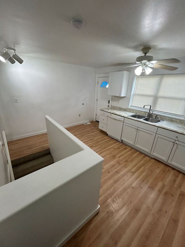 Foto del edificio - 5306 Reber Pl