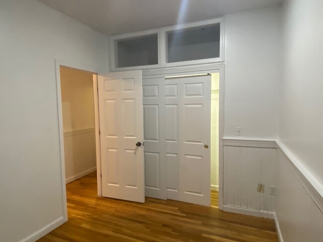 Foto del edificio - Large updated, sunny 3 bed in the heart of...