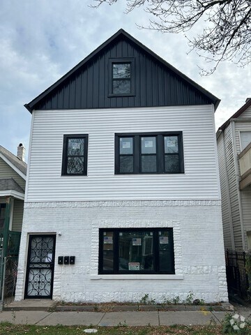 Building Photo - 8819 S Escanaba Ave
