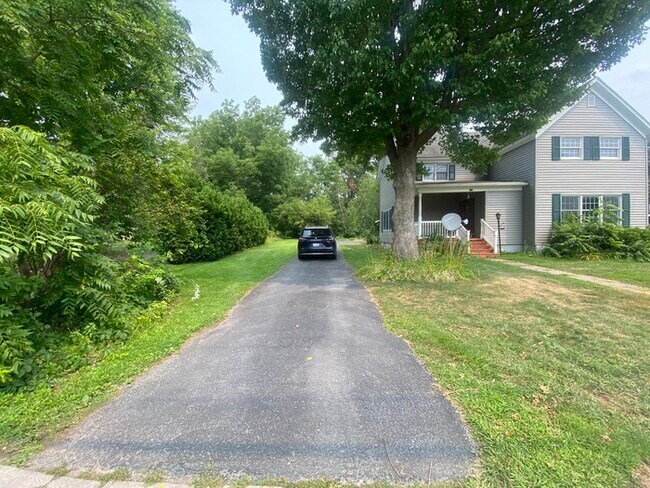 Building Photo - Beautiful 4 bedroom 1.5 bath located in th...