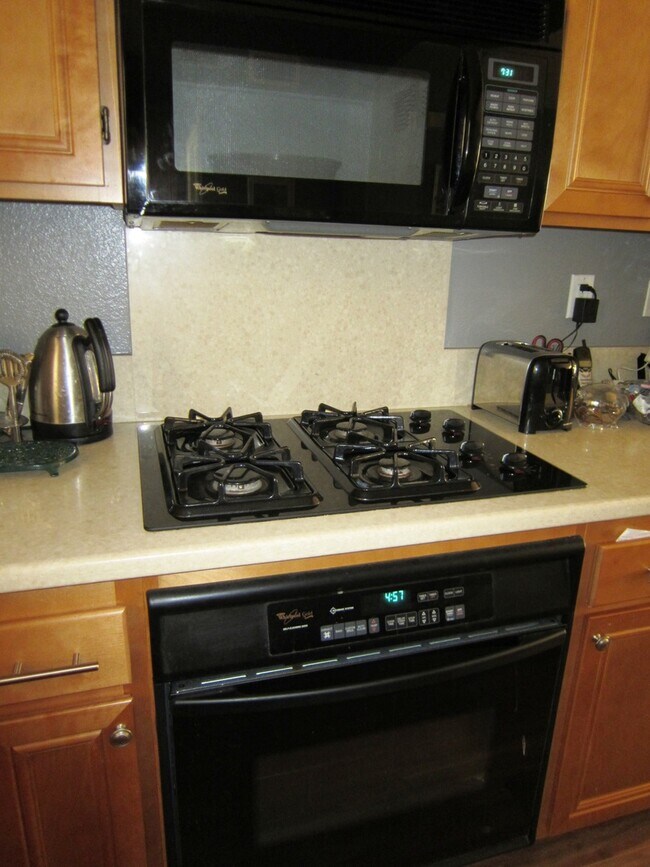 Building Photo - ESCALA - Luxury 2 / 2.5 Townhouse + 2 Car Garage in Gated Escala Community