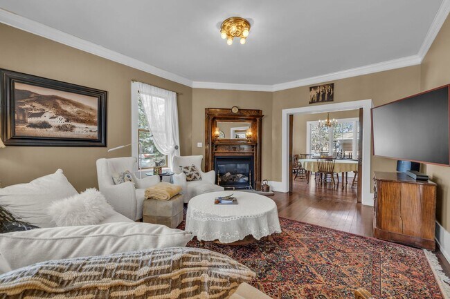 Foto del edificio - Charming Prospector Park home with flexibl...