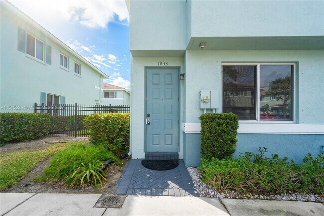 Building Photo - 1933 Gardenia Ct