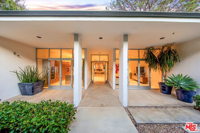 Building Photo - 1326 N Wetherly Dr