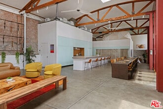 Building Photo - 718 N Figueroa St