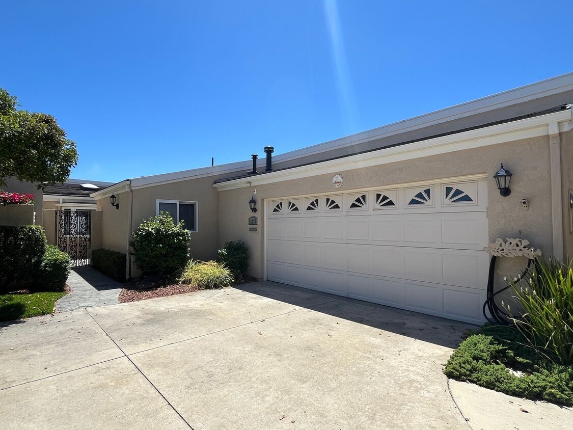 Primary Photo - Stunning *VIEW* home for rent in desirable...