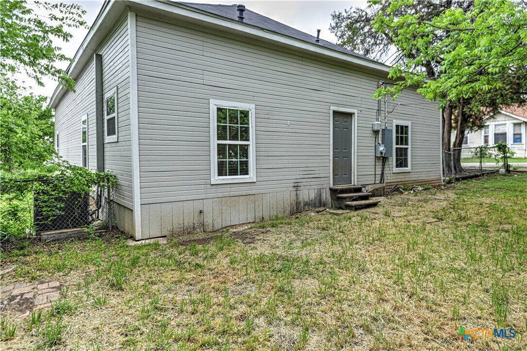 Building Photo - 702 N 8th St