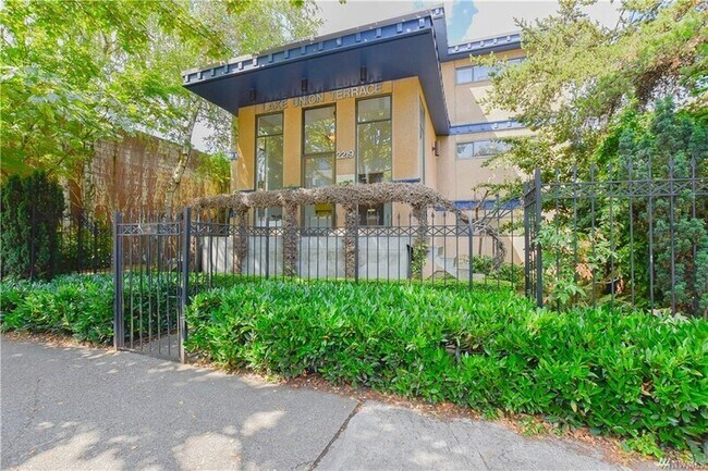 Foto del edificio - 2219 Eastlake Ave E