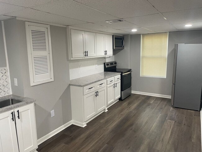 Building Photo - 2 Bedroom 1 Bath Duplex Utilities Included