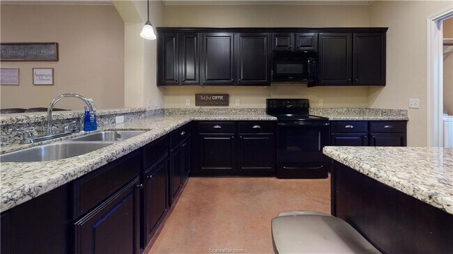 Foto del edificio - 121 Armored Ave