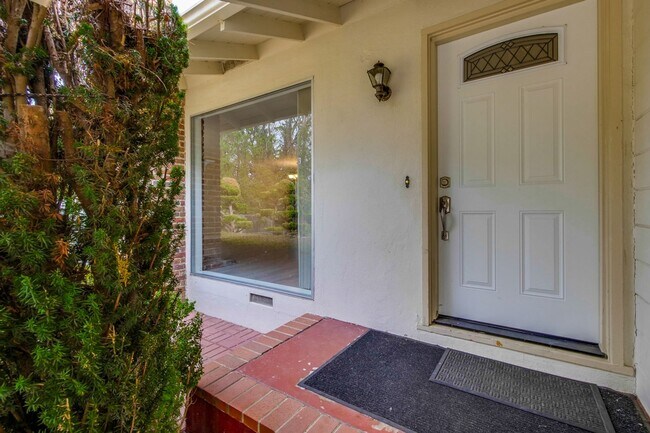 Building Photo - Awesome San Bruno Home!