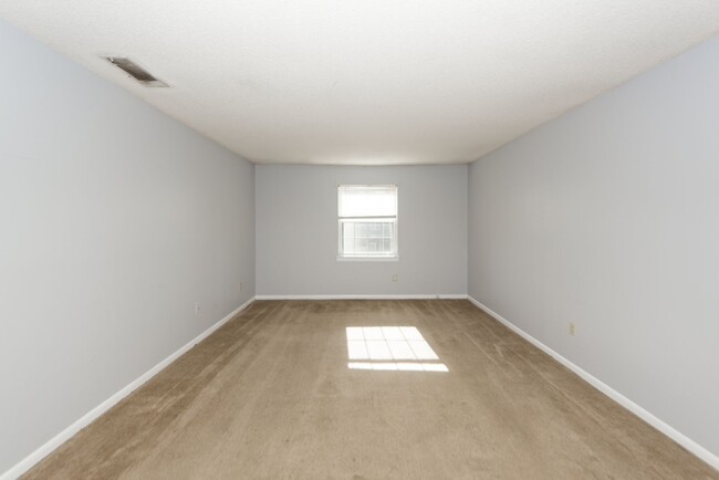 Building Photo - 2 Bedroom 1 Bath Condo in Rivers Point Row...