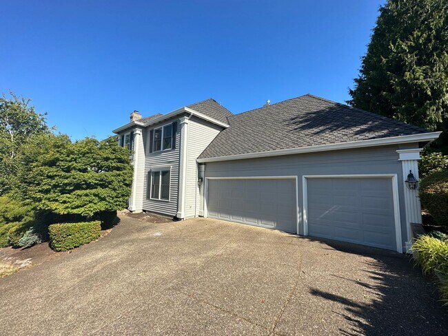 Building Photo - Beautiful 4 Bed- 2.5 bath Traditional Home...