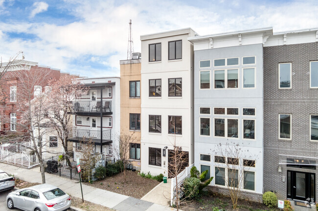 Building Photo - 756 Park Rd NW