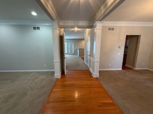 Foto del edificio - COMING SOON 8/8 | Spacious 3-Bedroom Townhome in Desirable Windsor Ridge