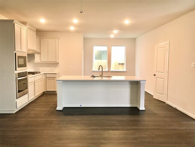 Foto del edificio - 7823 Skylark Heights Ln