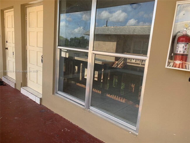 Foto del edificio - 5880 NW 16th Pl