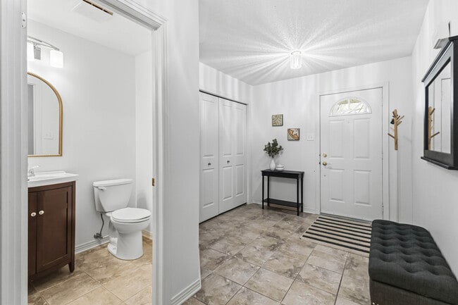 Building Photo - Gorgeous 3 Bedroom TOWNHOME in North East London!