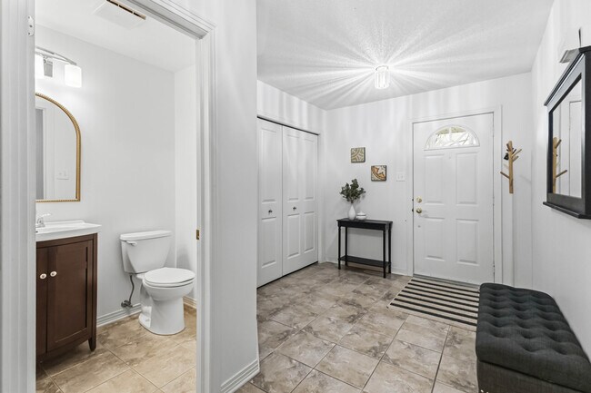 Photo du bâtiment - Gorgeous 3 Bedroom TOWNHOME in North East London!
