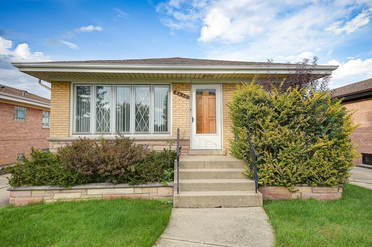 Primary Photo - 8632 W Ainslie St