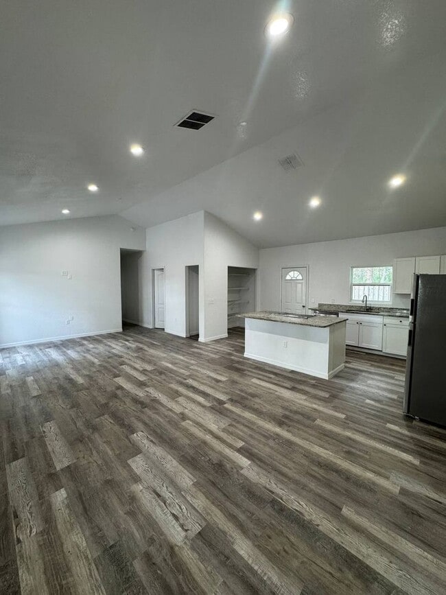 Building Photo - Spacious 3-Bedroom Home with a Charming Backyard in Lakeland, FL!