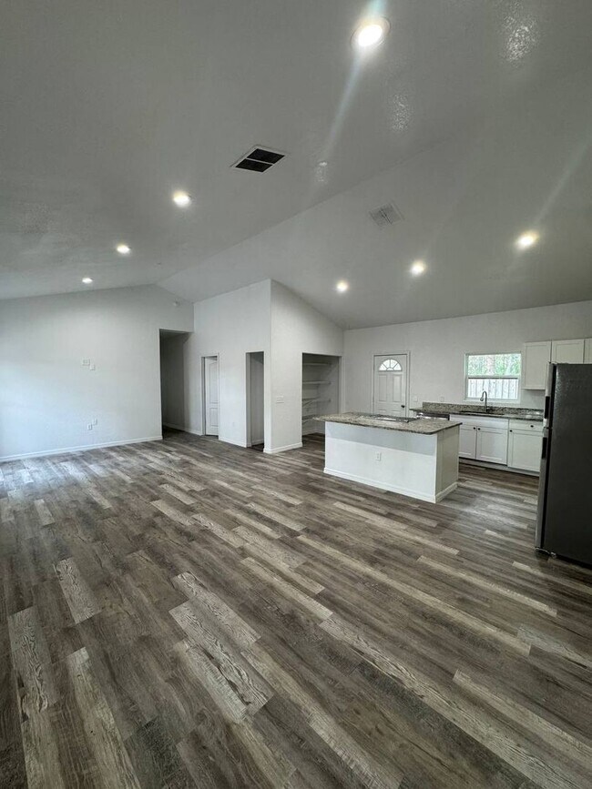 Foto del edificio - Spacious 3-Bedroom Home with a Charming Backyard in Lakeland, FL!