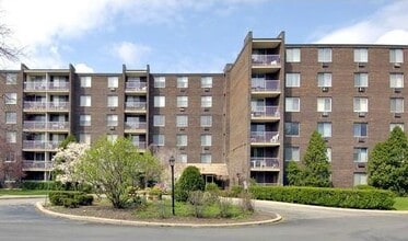 Building Photo - 225 S Rohlwing Rd