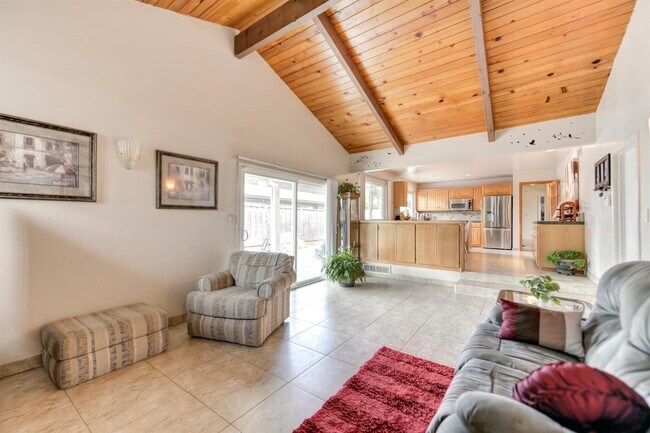 Sala de estar (14' x 28') - 1703 Russell Way